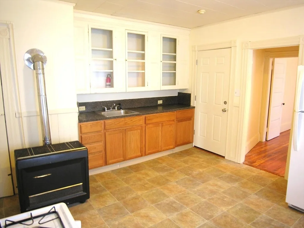 2 bed, 1 bath apartment for rent at 115.5 Bullard St Unit 2W, New Bedford — photo 4 of 4