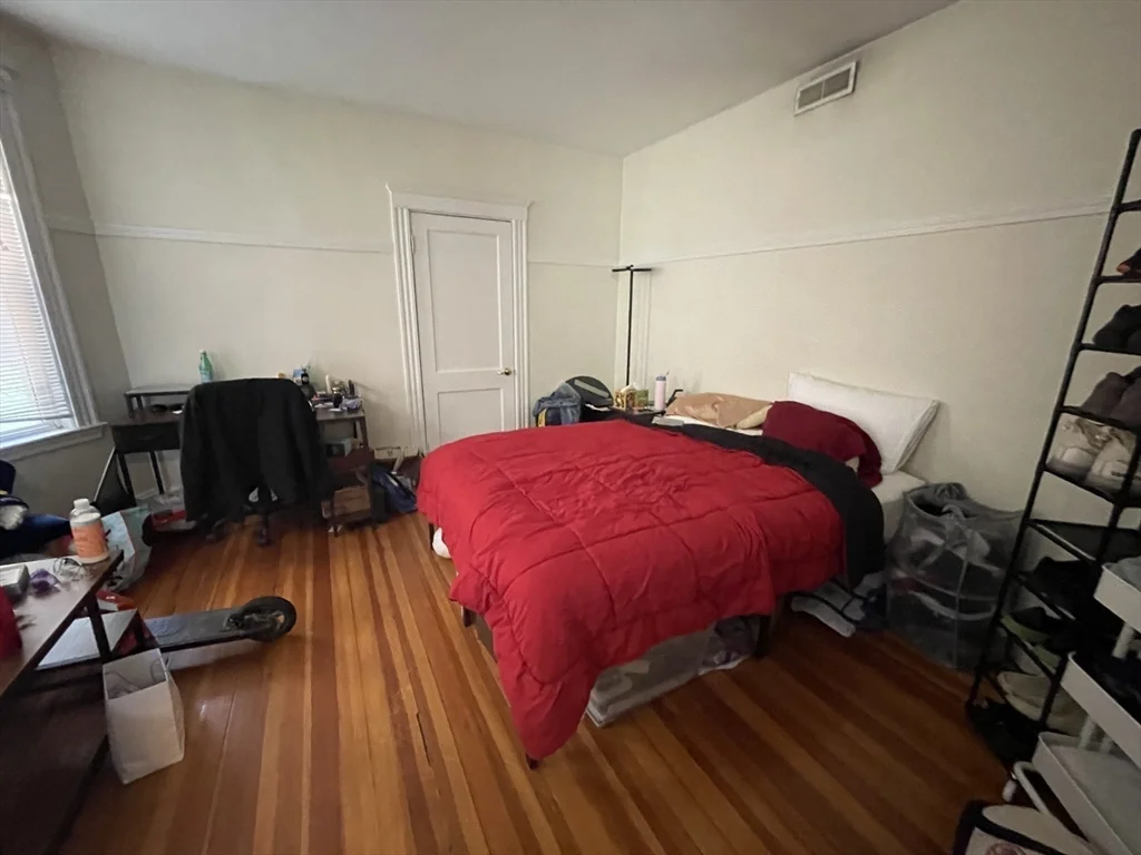 4 bed, 1 bath apartment for rent at 115 Browne St Unit 2, Coolidge Corner — photo 7 of 10