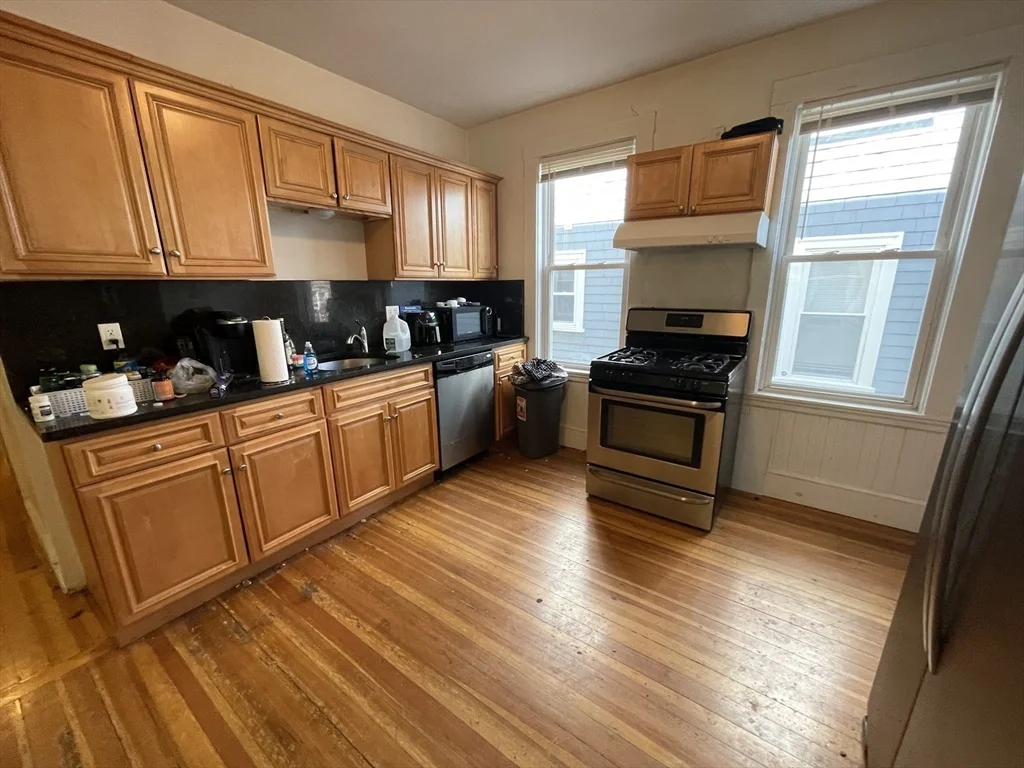 4 bed, 1 bath apartment for rent at 115 Browne St Unit 2, Coolidge Corner — photo 4 of 10