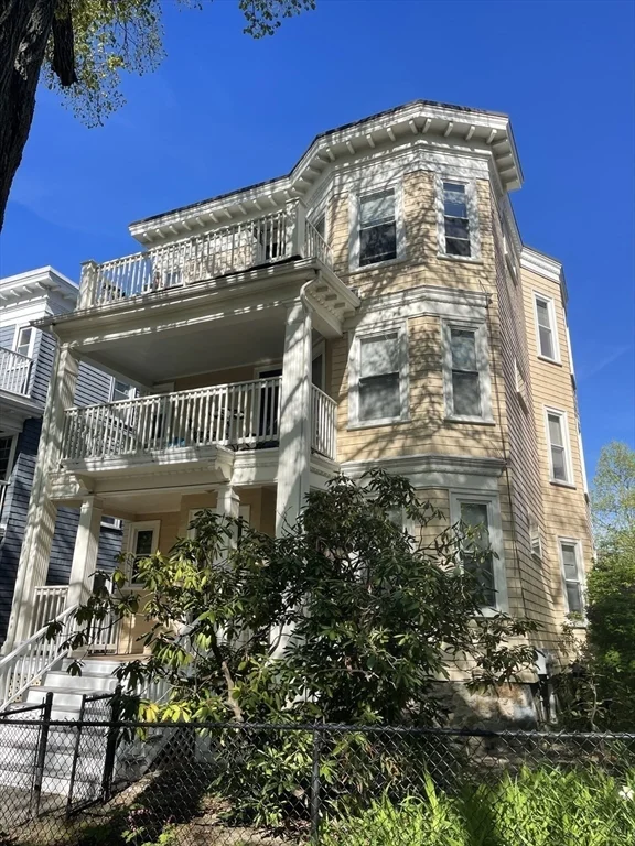 4 bed, 1 bath apartment for rent at 115 Browne St Unit 2, Coolidge Corner — photo 1 of 10