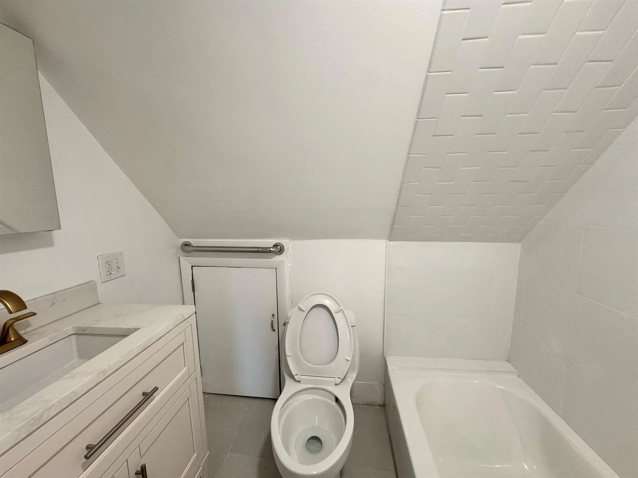 4 bed, 2 bath apartment for rent at 115 Elm St Unit 2, Spring Hill — photo 13 of 16