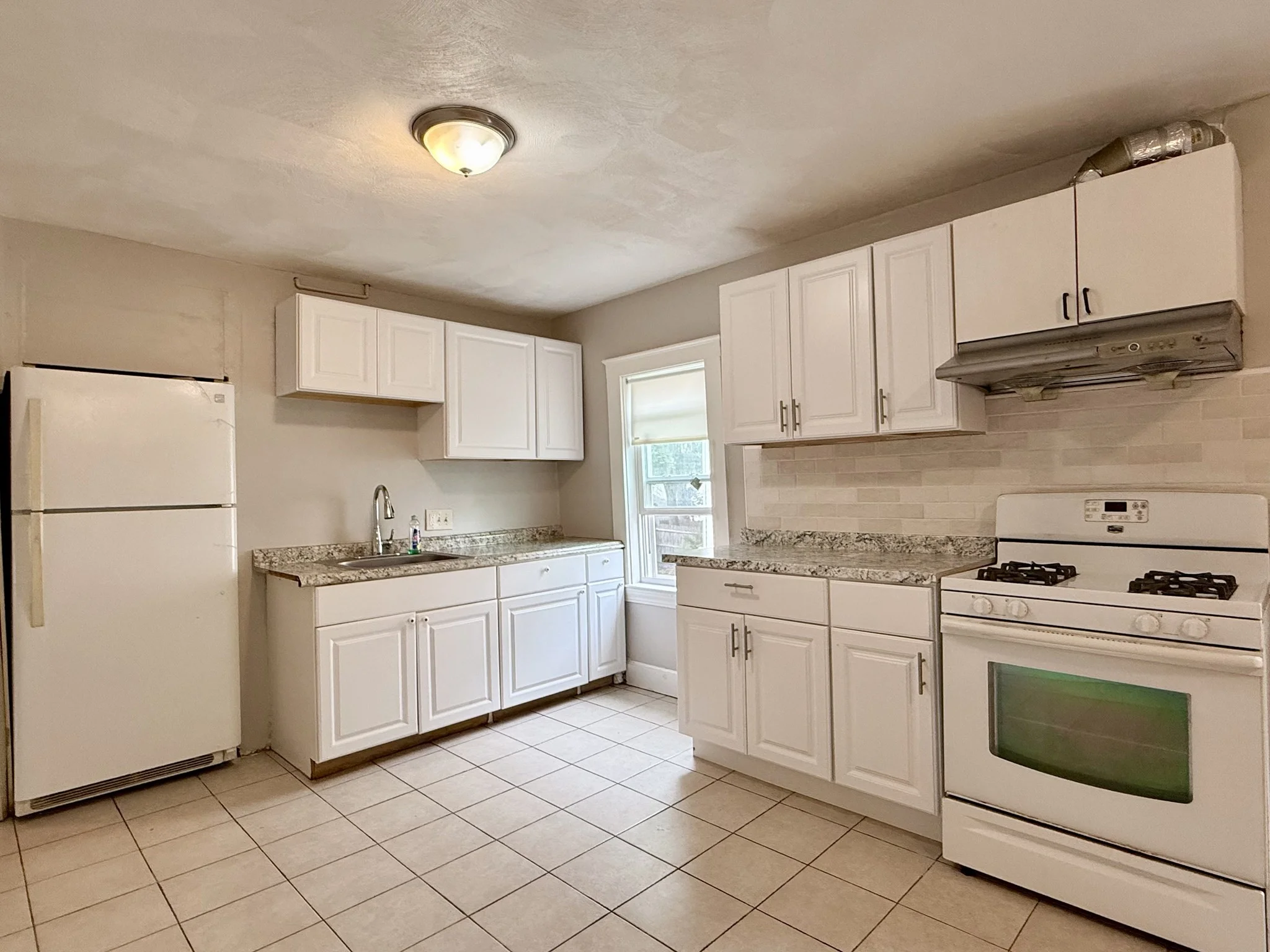 3 bed, 1 bath apartment for rent at 115 Elmwood Ave Unit 115, Quincy — photo 3 of 11