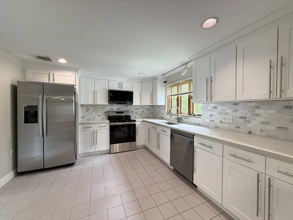 3 bed, 3 bath apartment for rent at 115 Grove St, Chestnut Hill — photo 2 of 12