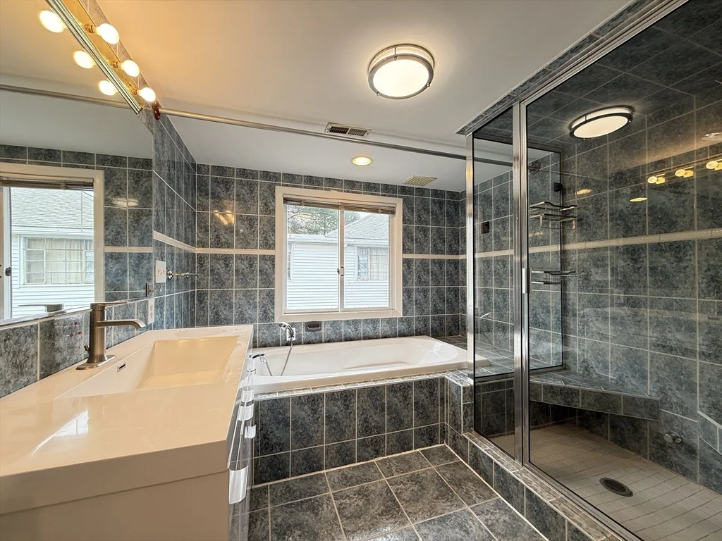 3 bed, 3 bath apartment for rent at 115 Grove St, Chestnut Hill — photo 6 of 12