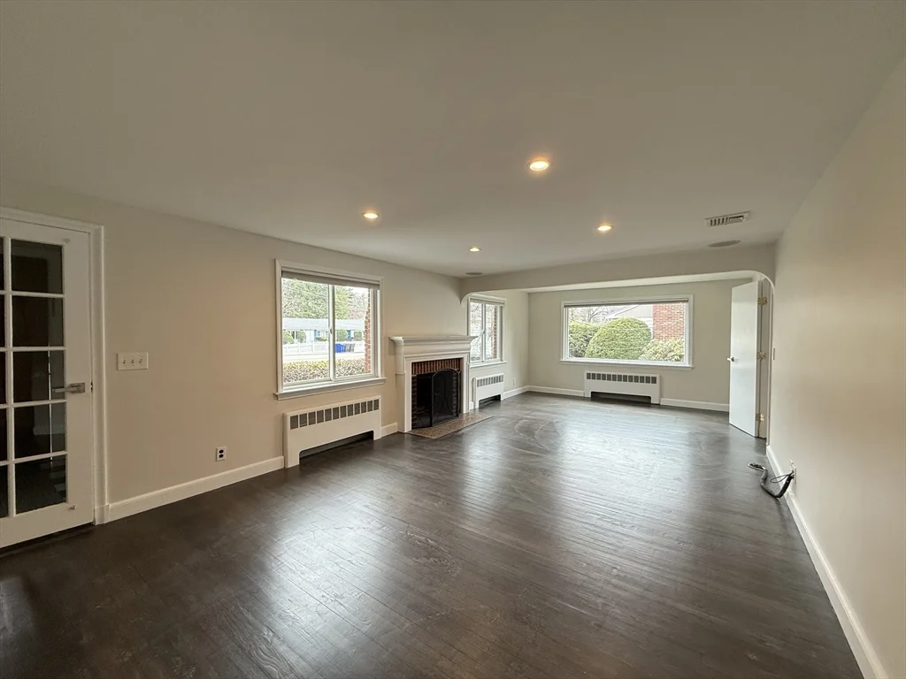 3 bed, 3 bath apartment for rent at 115 Grove St, Chestnut Hill — photo 4 of 12
