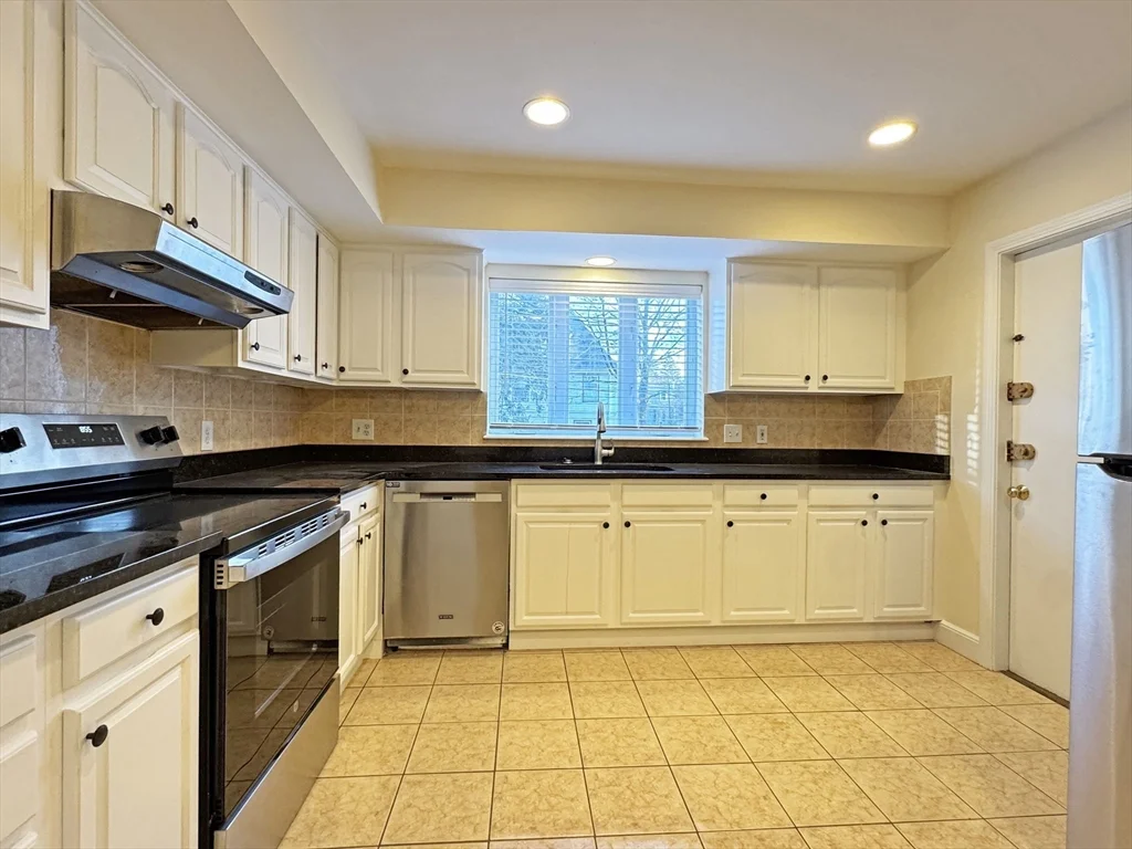 3 bed, 1 bath apartment for rent at 115 Langley Rd Unit 1, Newton Center — photo 5 of 17