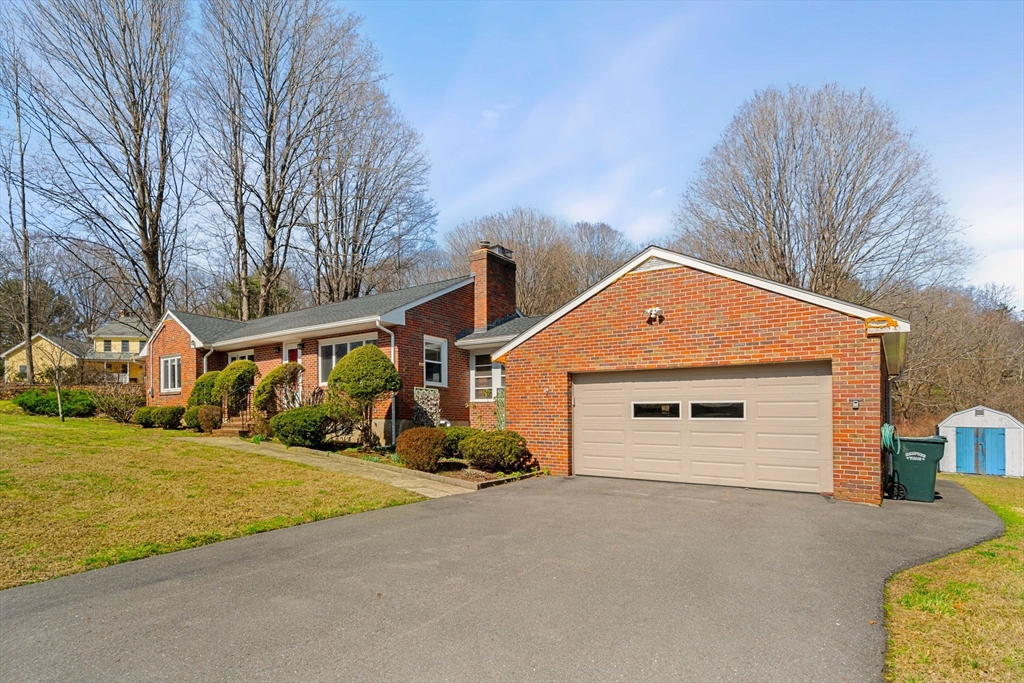 3 bed, 2 bath apartment for rent at 115 Mill St, Lincoln — photo 3 of 25