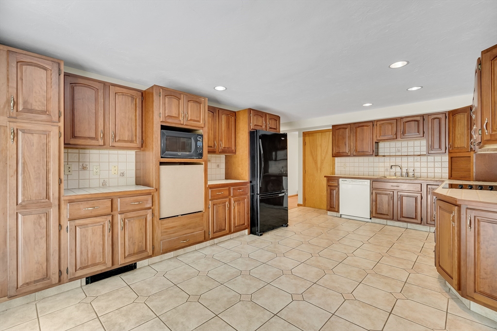 4 bed, 2 bath apartment for rent at 115 Rowe St, Auburndale — photo 1 of 28