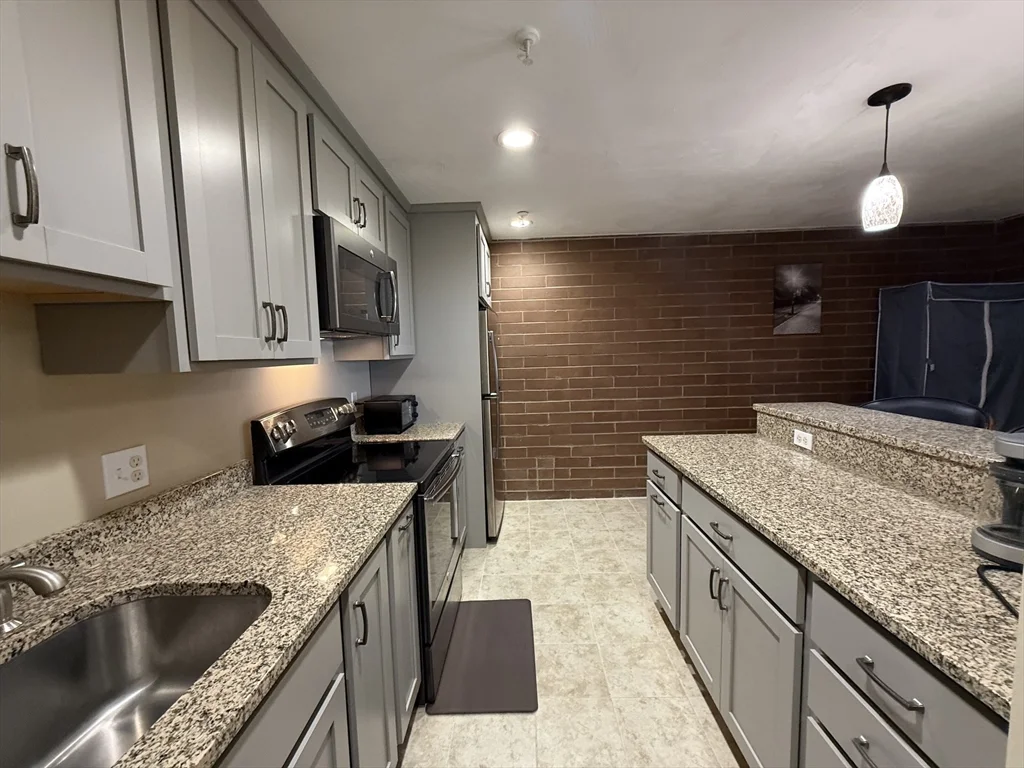 Studio bed, 1 bath apartment for rent at 115 Squantum St Unit 815, Quincy — photo 1 of 10