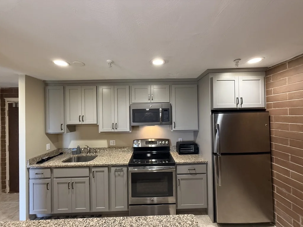 Studio bed, 1 bath apartment for rent at 115 Squantum St Unit 815, Quincy — photo 3 of 10