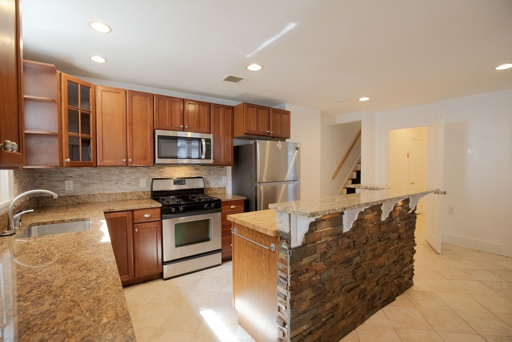 4 bed, 2 bath apartment for rent at 115 Taylor St Unit 2, Waltham — photo 5 of 40