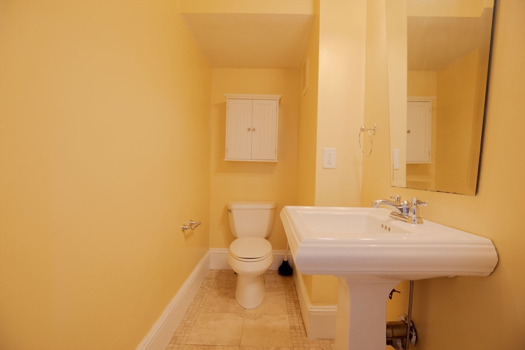 4 bed, 2 bath apartment for rent at 115 Taylor St Unit 2, Waltham — photo 37 of 40