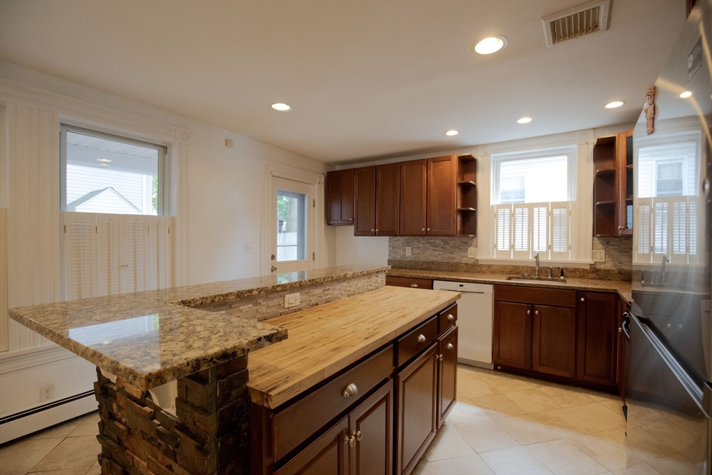 4 bed, 2 bath apartment for rent at 115 Taylor St Unit 2, Waltham — photo 7 of 40