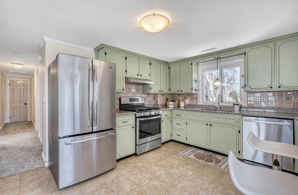 4 bed, 3 bath apartment for rent at 115 Washington St, Melrose — photo 4 of 14