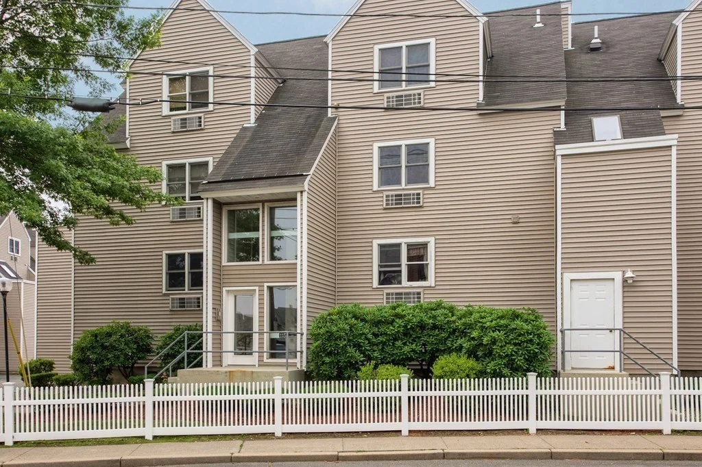 1 bed, 1 bath apartment for rent at 115 Water St Unit 13, Beverly