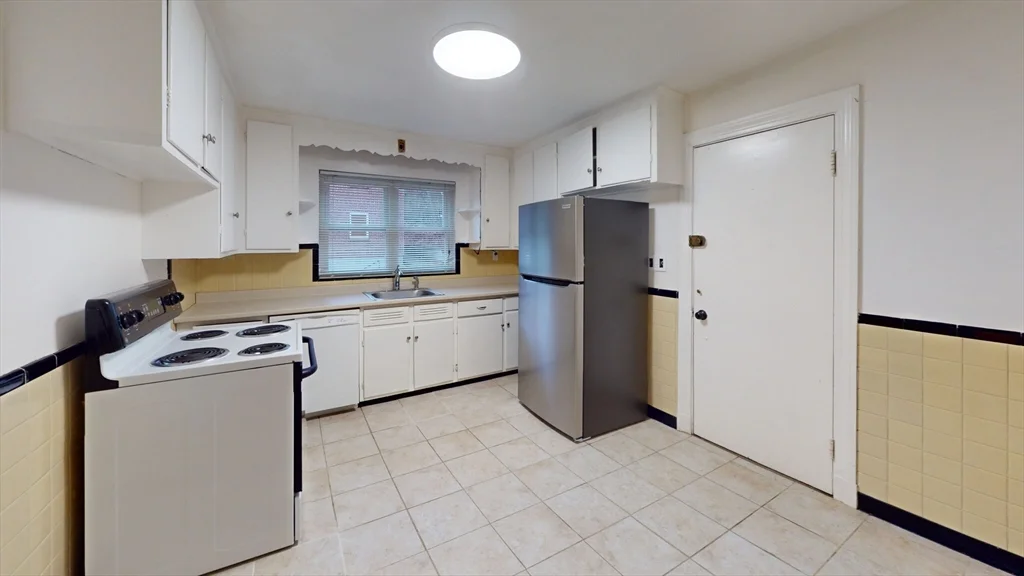3 bed, 1 bath apartment for rent at 115 Withington Rd Unit 115, Newton — photo 3 of 13