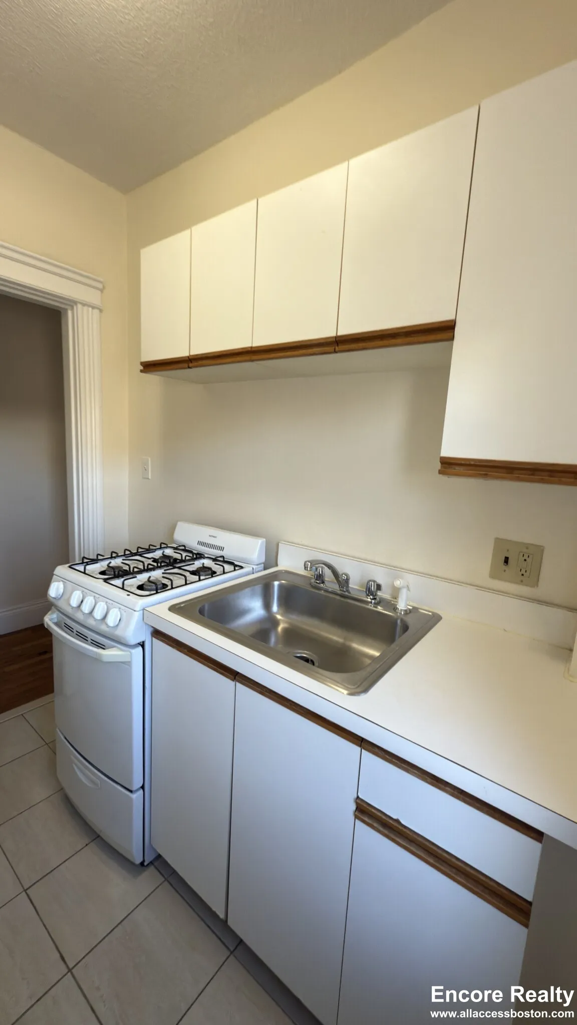 Studio bed, 1 bath apartment for rent at 1152 Commonwealth Ave Unit 25, Brighton — photo 8 of 10