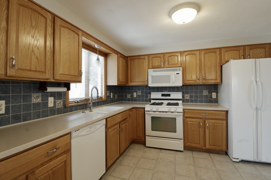 3 bed, 1 bath apartment for rent at 116 Bliss St, Fall River — photo 7 of 23