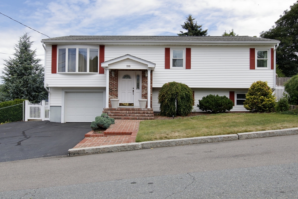3 bed, 1 bath apartment for rent at 116 Bliss St, Fall River — photo 1 of 23