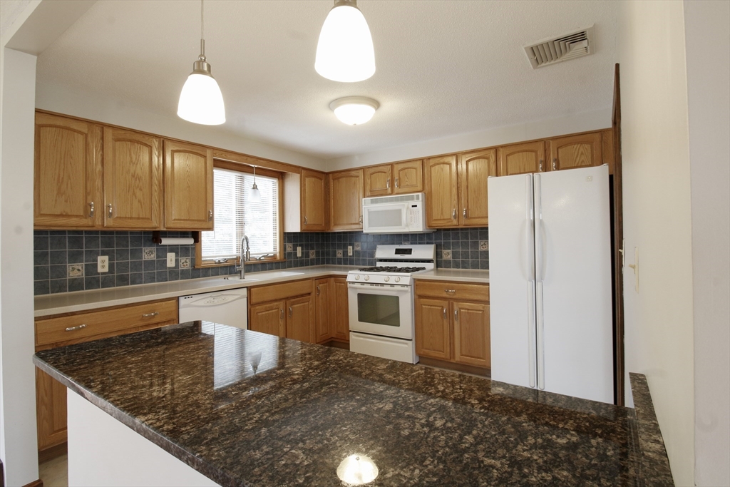 3 bed, 1 bath apartment for rent at 116 Bliss St, Fall River — photo 6 of 23