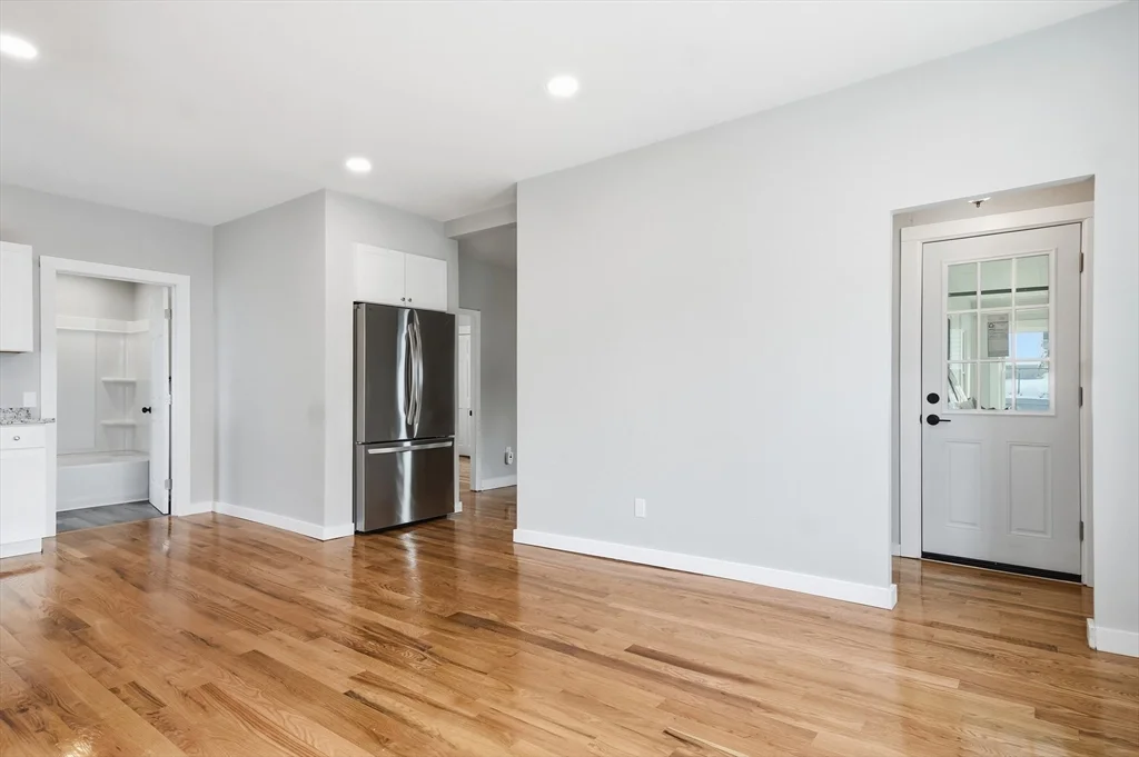 5 bed, 2 bath apartment for rent at 116 Coburn Unit 116, Lowell — photo 5 of 38