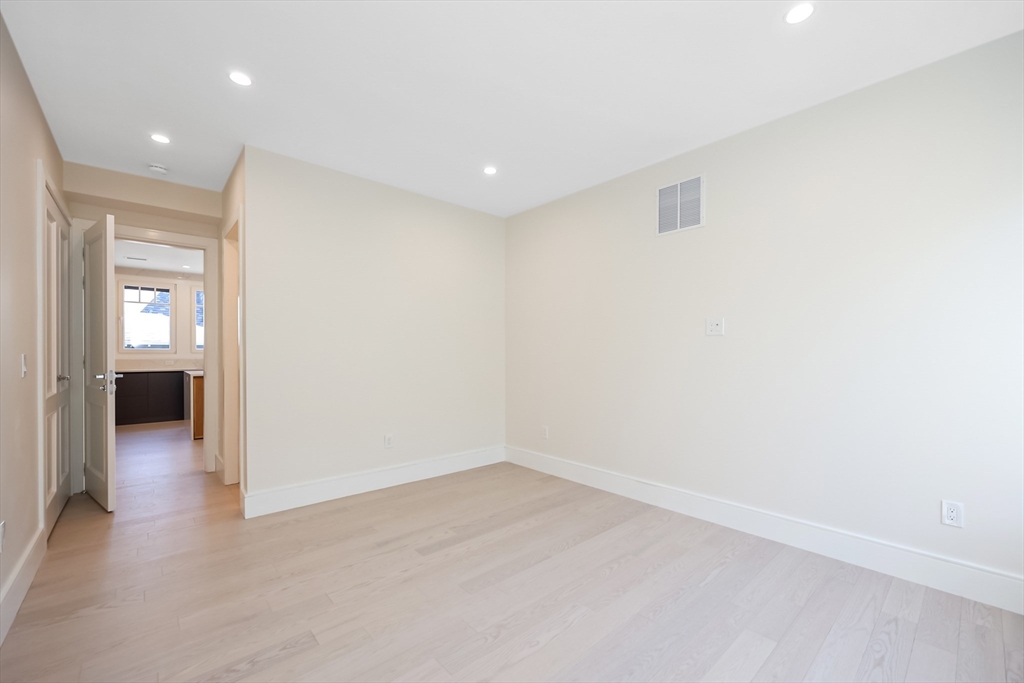 4 bed, 4+ bath apartment for rent at 116 Columbia St Unit 2, North Brookline — photo 18 of 36