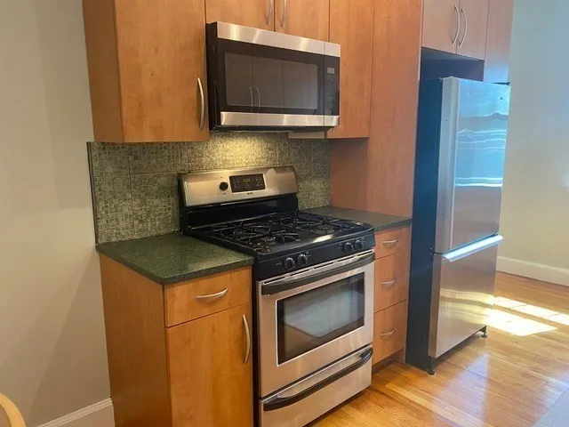 1 bed, 1 bath apartment for rent at 116 Floral St Unit 6, Newton Highlands — photo 6 of 11
