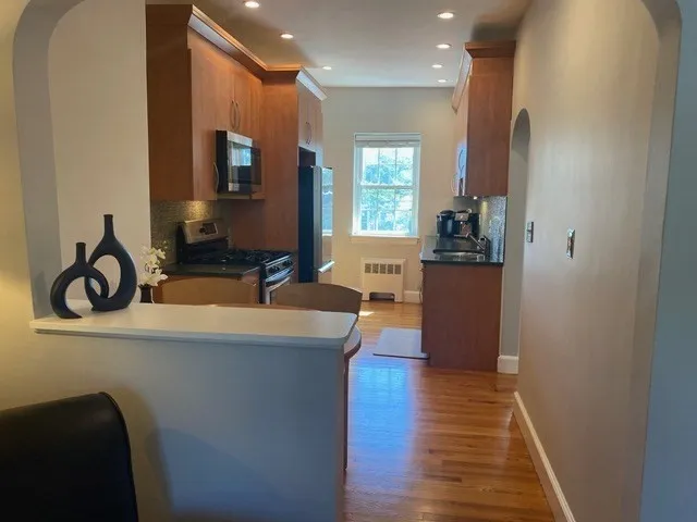 1 bed, 1 bath apartment for rent at 116 Floral St Unit 6, Newton Highlands — photo 4 of 11