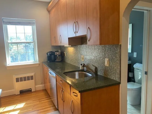 1 bed, 1 bath apartment for rent at 116 Floral St Unit 6, Newton Highlands — photo 7 of 11