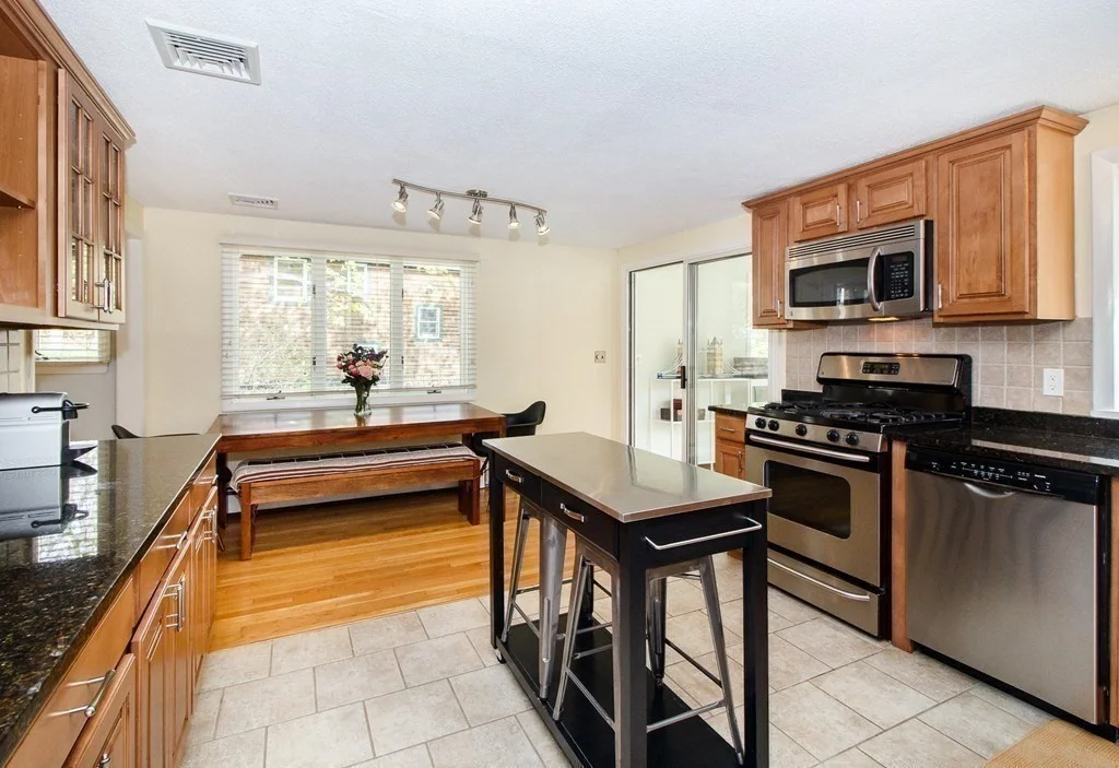 3 bed, 3 bath apartment for rent at 116 Manor Ave, Overbrook — photo 5 of 22