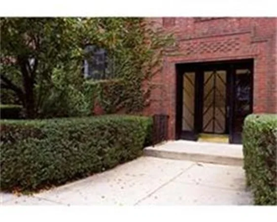 1 bed, 1 bath apartment for rent at 116 Sewall Ave Unit 2, Brookline — photo 2 of 9