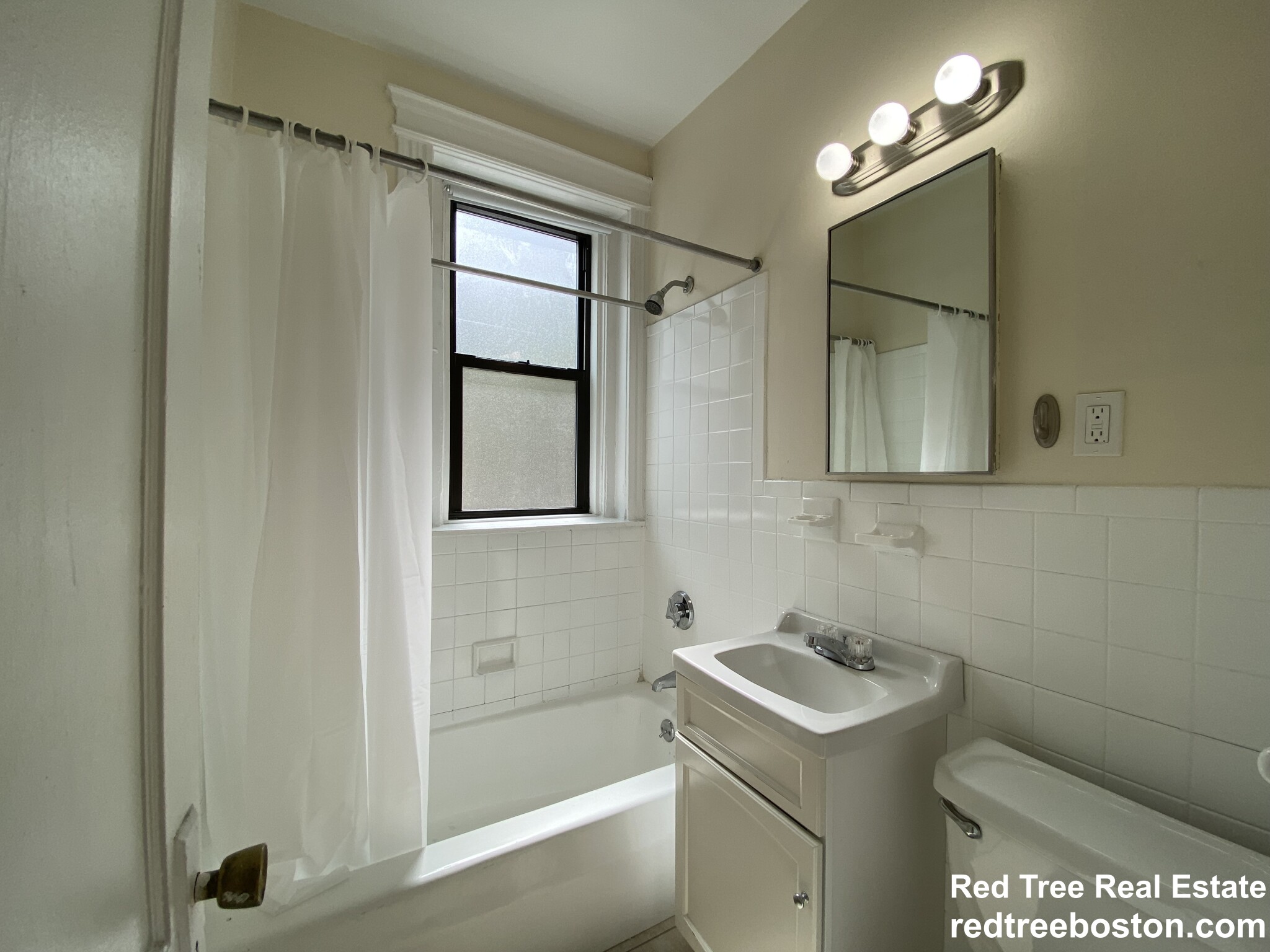 Studio bed, 1 bath apartment for rent at 1160 Commonwealth Ave Unit 17, Allston — photo 4 of 12