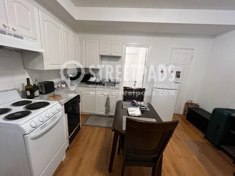 Studio bed, 1 bath apartment for rent at 1163 Beacon St Unit C2, Longwood — photo 2 of 17