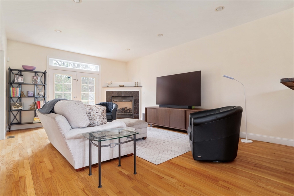 4 bed, 3 bath apartment for rent at 117-1 Florence St Unit 0, Chestnut Hill — photo 3 of 17