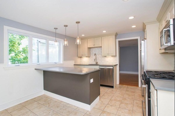 4 bed, 2 bath apartment for rent at 117-2 Gore St Unit 117-2, Cambridge — photo 3 of 13