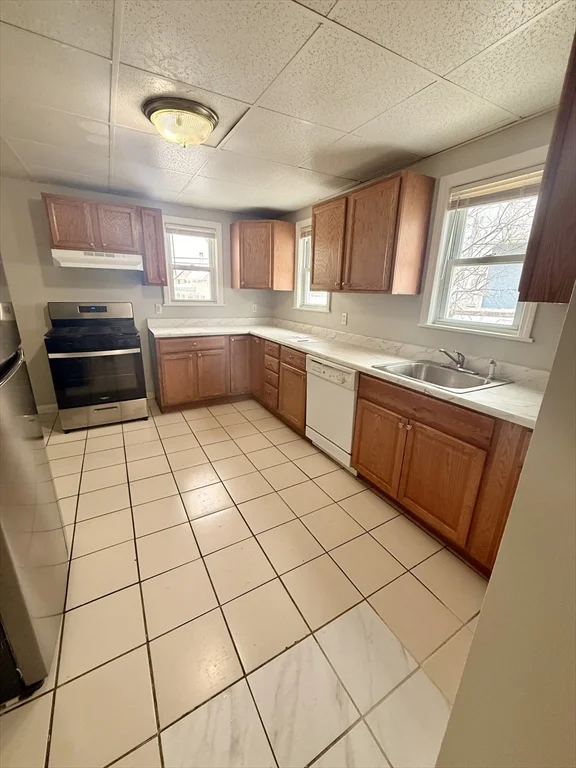 4 bed, 2 bath apartment for rent at 117 Coburn St Unit 1, Lowell — photo 8 of 16