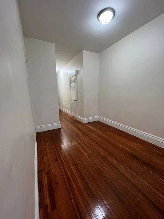 4 bed, 1 bath apartment for rent at 117 Harrishof Unit 3, Roxbury — photo 3 of 9