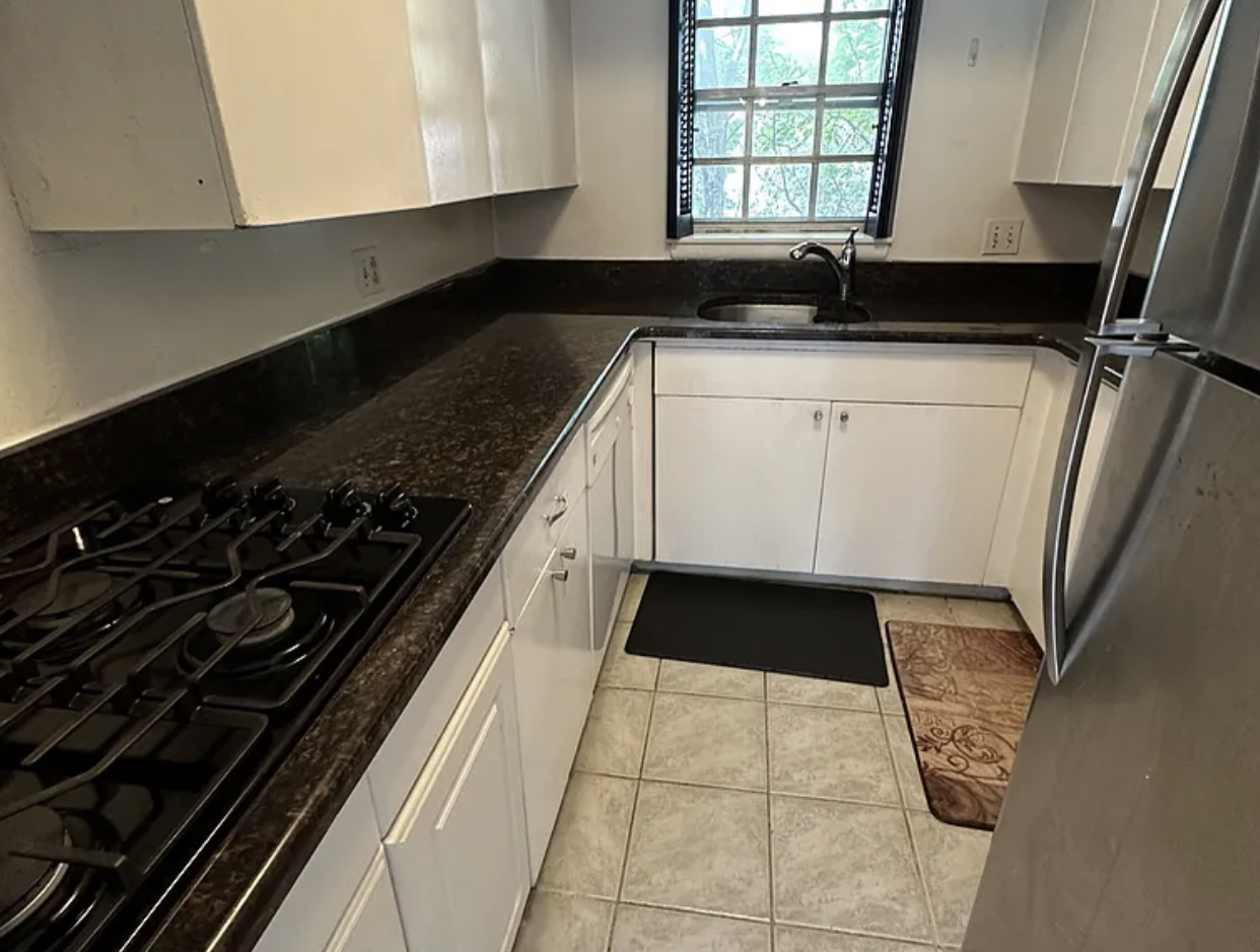 2 bed, 1 bath apartment for rent at 117 Lake Shore Rd Unit 3, Oak Square — photo 6 of 7