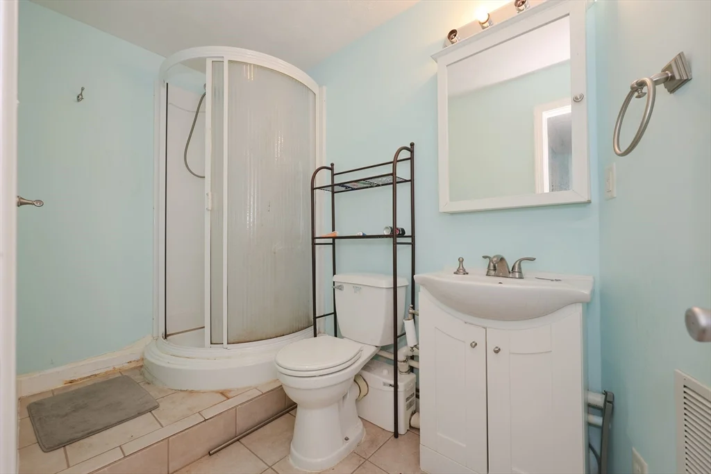 3 bed, 2 bath apartment for rent at 117 Manchester St Unit B, Lowell — photo 13 of 15