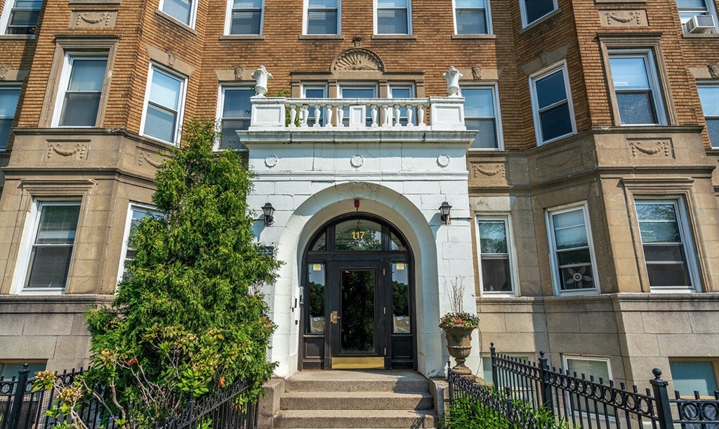 1 bed, 1 bath apartment for rent at 117 Park Dr Unit 05, Fenway