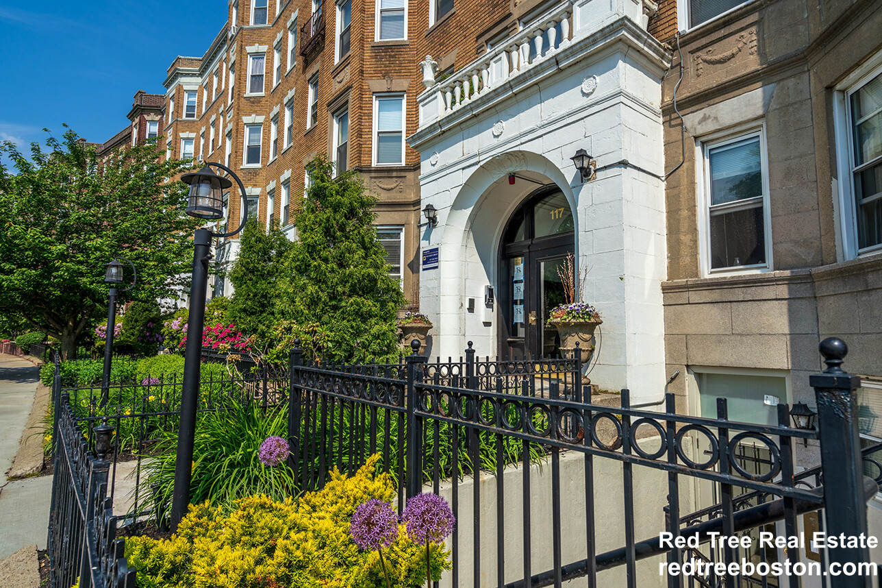 Studio bed, 1 bath apartment for rent at 117 Park Dr Unit 12A, Fenway — photo 2 of 7