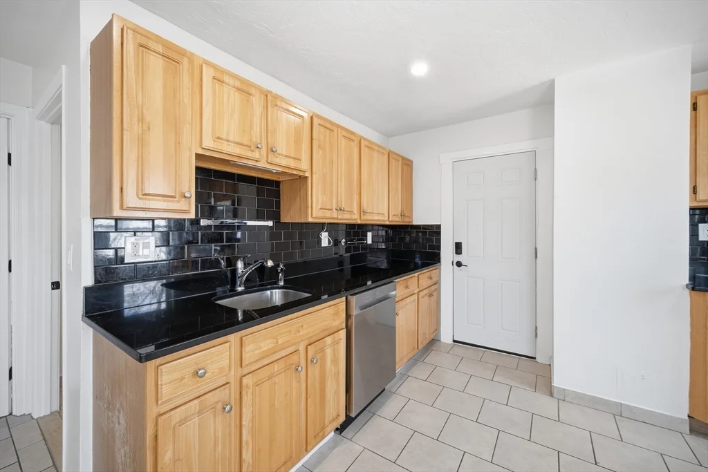 4 bed, 3 bath apartment for rent at 117 Quincy St Unit 2, Quincy — photo 3 of 14