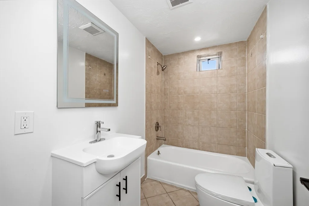 4 bed, 3 bath apartment for rent at 117 Quincy St Unit 2, Quincy — photo 7 of 14