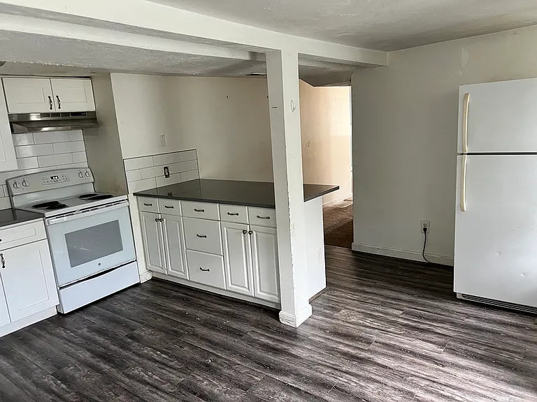3 bed, 1 bath apartment for rent at 117 South St Unit 1, Banks Square — photo 2 of 10