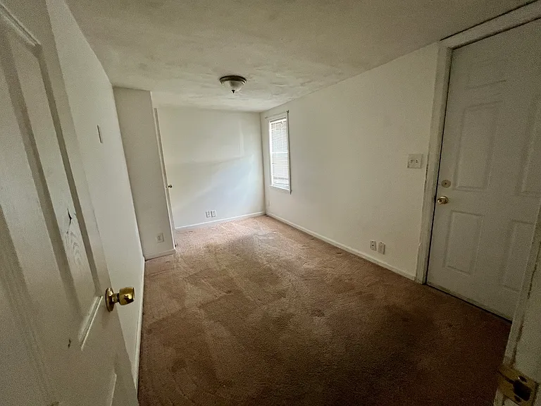 3 bed, 1 bath apartment for rent at 117 South St Unit 1, Banks Square — photo 9 of 10