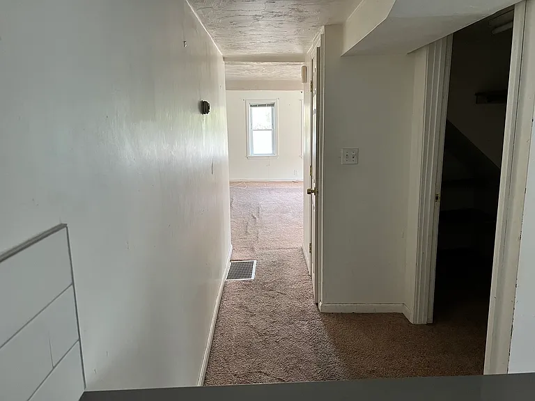 3 bed, 1 bath apartment for rent at 117 South St Unit 1, Banks Square — photo 8 of 10