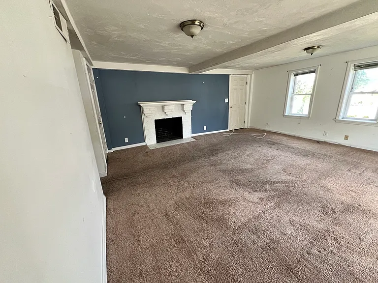 3 bed, 1 bath apartment for rent at 117 South St Unit 1, Banks Square — photo 5 of 10