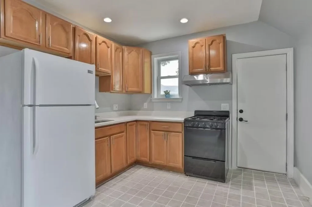 2 bed, 2 bath apartment for rent at 117 Standish Ave Unit 2, Quincy — photo 2 of 8