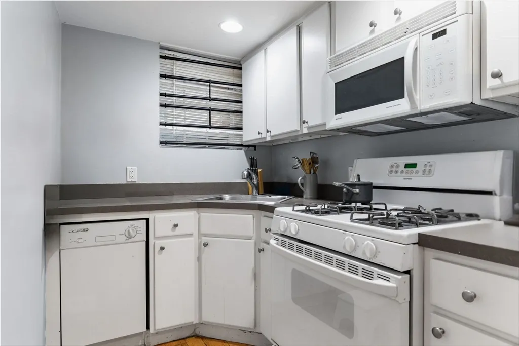 Studio bed, 1 bath apartment for rent at 1170 Massachusetts Ave Unit 2B, Riverside — photo 5 of 11