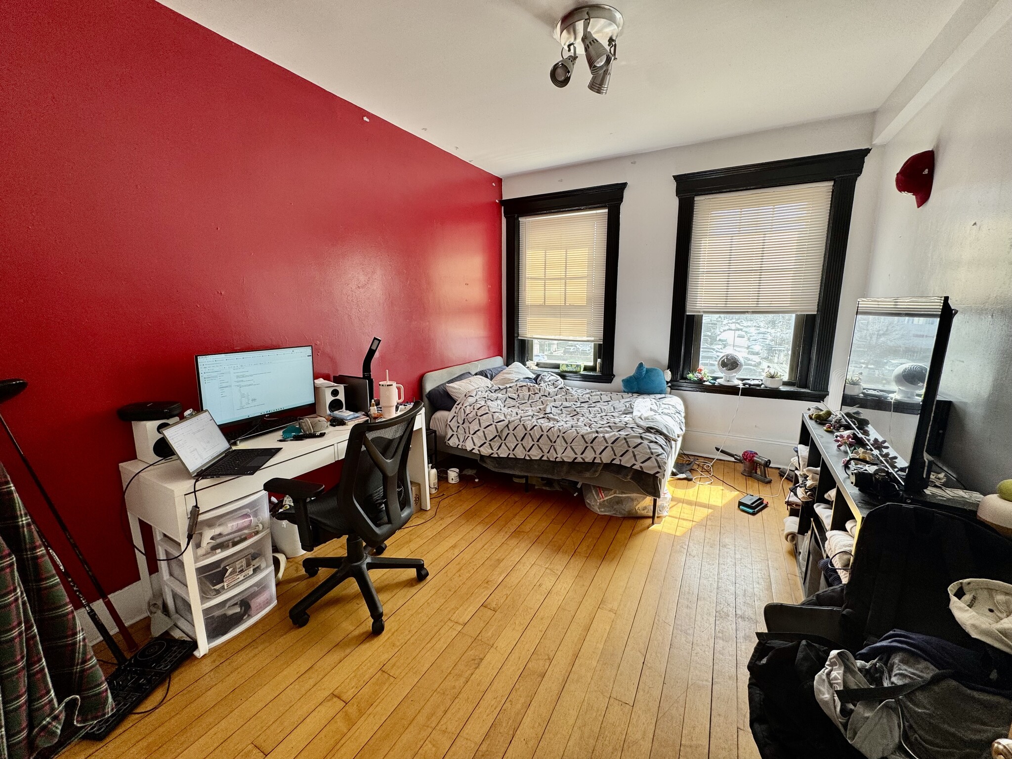 4 bed, 1 bath apartment for rent at 1173 Commonwealth Ave Unit 6, Brighton — photo 4 of 10